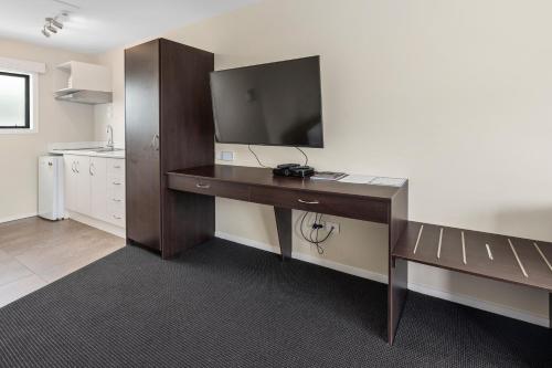 Kuchyň nebo kuchyňský kout v ubytování ASURE Rotorua International Motor Inn