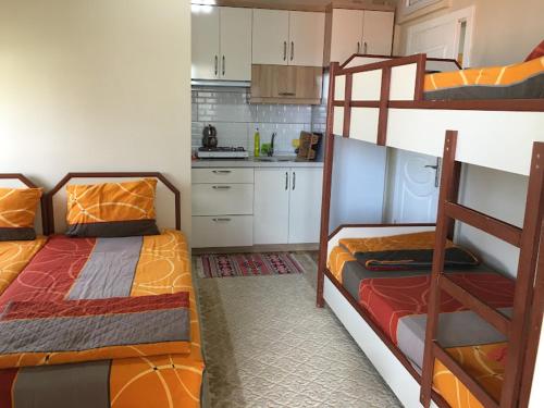 エルデクにあるSağlık Apart Pansiyonのキッチン付きの小さな部屋の二段ベッド2台分です。