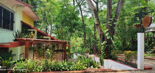 ein Haus mit Garten davor in der Unterkunft Casa Hadassa La Cañada in Palenque