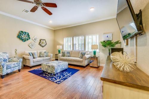 Miramar Beach Condo with Pool - Walk to Beach!にあるテレビまたはエンターテインメントセンター