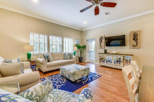 デスティンにあるMiramar Beach Condo with Pool - Walk to Beach!のリビングルーム(家具、天井ファン付)