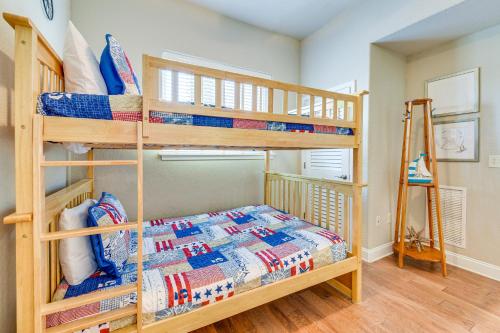 Miramar Beach Condo with Pool - Walk to Beach!にあるベッド