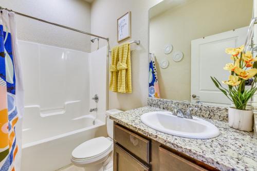Miramar Beach Condo with Pool - Walk to Beach!にあるバスルーム