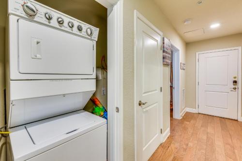 Miramar Beach Condo with Pool - Walk to Beach!にあるキッチンまたは簡易キッチン