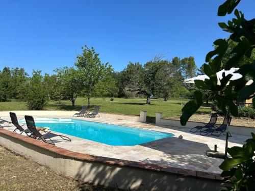 - une piscine avec 2 chaises longues à côté dans l'établissement Spacious holiday home with swimming pool, à Villecroze