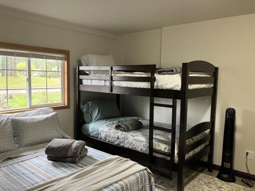 Postel nebo postele na pokoji v ubytování Forks Fir House