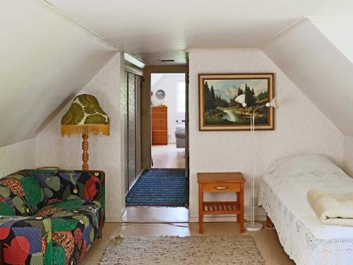 Zimmer im Dachgeschoss mit einem Bett und einem Sofa in der Unterkunft 7 person holiday home in LåNGARYD-By Traum in Långaryd