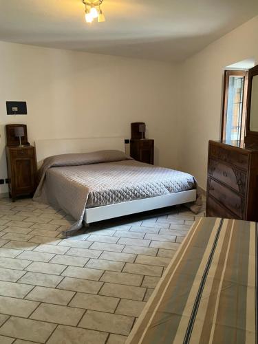 een slaapkamer met een bed en een dressoir bij UN PASSO DAL CASTELLO in Barolo