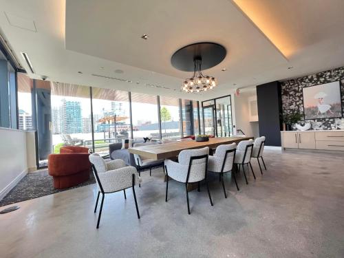 une salle à manger avec une grande table et des chaises dans l'établissement Brand New Luxe Convertible Studio/Downtown views, à Chicago
