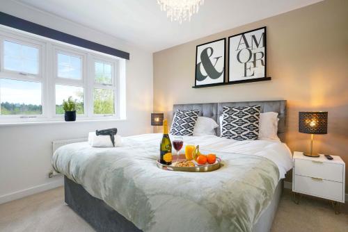 een slaapkamer met een bed en een dienblad met fruit erop bij Detached House with Free Parking, Super-Fast Wifi and Smart TV with Netflix by Yoko Property in Northampton