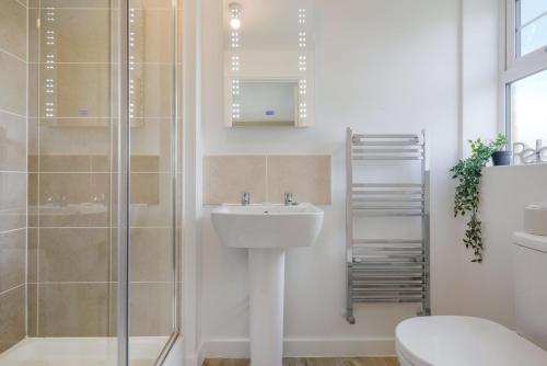 Ένα μπάνιο στο Detached House with Free Parking, Super-Fast Wifi and Smart TV with Netflix by Yoko Property