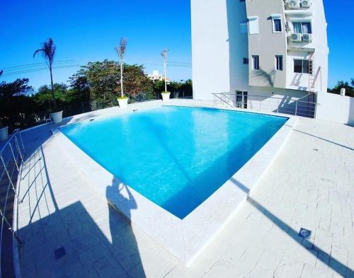 una piscina frente a un edificio en Simply the most comfortable place next to Boca Chica beach, en Boca Chica