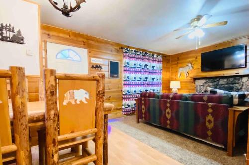 sala de estar con sofá y TV en Cozy Spa Retreat Near Resorts and Snow Play, en Big Bear City