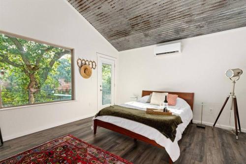 Ένα ή περισσότερα κρεβάτια σε δωμάτιο στο The Woodland Oasis I Luxurious Cabin Getaway I