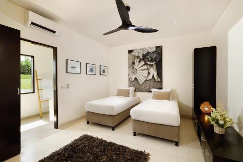 Кровать или кровати в номере Black Beach Villa - Absolute Beachfront Escape
