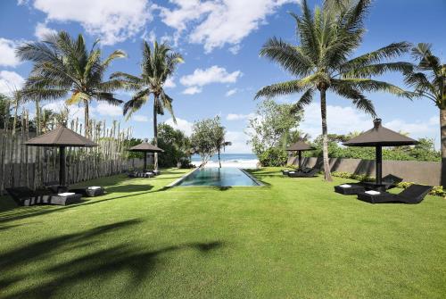 Сад в Black Beach Villa - Absolute Beachfront Escape