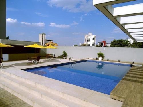 a swimming pool on top of a building at Flat Bristol 911 in Goiânia