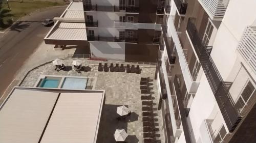 an overhead view of a building with a swimming pool at APARTAMENTO SPAZZIO DI ROMA com acesso ao ACQUA PARK SPLASH in Caldas Novas