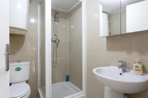 ein Bad mit einer Dusche, einem WC und einem Waschbecken in der Unterkunft Maison de ville le blanc mesnil in Le Blanc-Mesnil