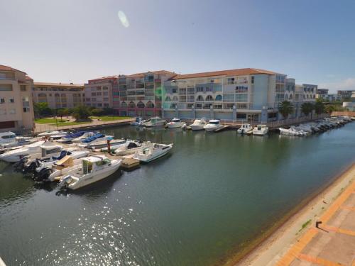 Photo de la galerie de l'établissement Appartement 2 pièces avec Parking et Clim à Sète - FR-1-472-190, à Sète