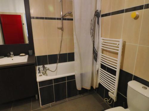 une salle de bain avec une douche, des toilettes et un lavabo dans l'établissement Charmant 2 pièces avec clim, parking et piscine, à 300m de la plage - Sète - FR-1-472-189, à Sète