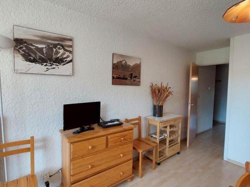 - un salon avec une télévision sur une commode en bois dans l'établissement Appart 1 chambre au centre, 3éme étage, 6 pers, pied des pistes - FR-1-516-206, à Les Deux Alpes