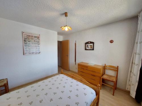 1 dormitorio con cama, escritorio y silla en Appartement Les Deux Alpes, 2 pièces, 6 personnes - FR-1-516-206 en Les Deux Alpes