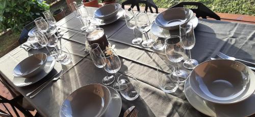 - une table avec des verres à vin et des assiettes dans l'établissement PAMATAI COSY LODGE, à Fa'a'ā