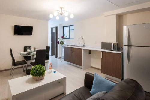 uma cozinha e uma sala de estar com um sofá e um frigorífico em Central and cozy CDMX 1BR em Cidade do México