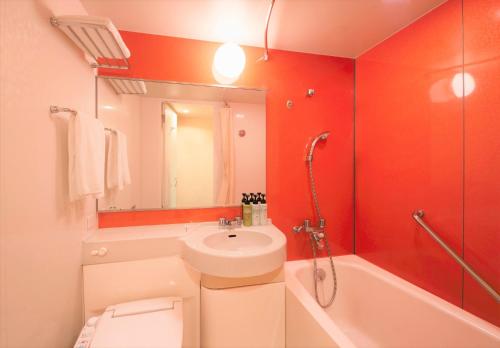 Chisun Inn Iwate Ichinoseki IC في إتشينوسيكي: حمام مع حوض ومرحاض وحوض استحمام