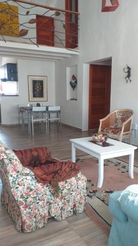 sala de estar con sofá y mesa en Apartamento Casa del Castello, en Villa de Leyva