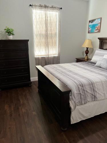Ein Bett oder Betten in einem Zimmer der Unterkunft Perfect Getaway Home! Close to Rainbow Springs!