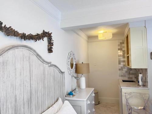a bedroom with a bed and a mirror on the wall at Narragansett House in Oak Bluffs