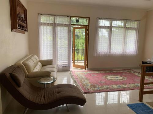 ein Wohnzimmer mit einem Sofa und einem Tisch in der Unterkunft Villa Tepi Bukit 
