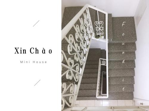 - un escalier dans un immeuble avec un escalier dans l'établissement Mini House, à Hô-Chi-Minh-Ville