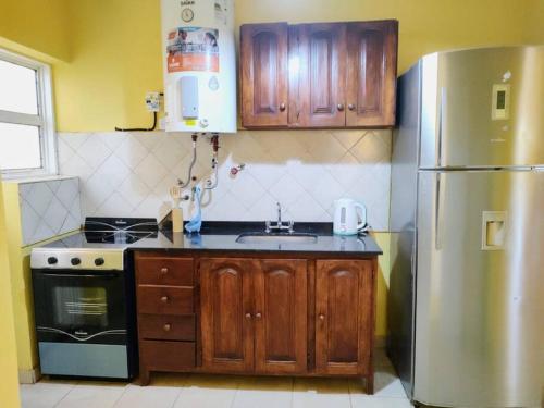 里奧哈的住宿－Casa Vainilla，厨房配有不锈钢冰箱和木制橱柜
