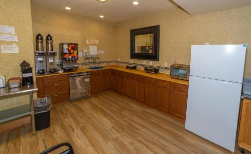 Η κουζίνα ή μικρή κουζίνα στο Clatskanie River Inn