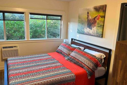 een slaapkamer met een bed en een foto van een kip bij Julian Orchard Ranch in Santa Ysabel