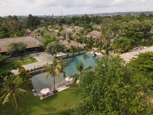 widok z powietrza na basen w ośrodku w obiekcie Jimbaran Puri, A Belmond Hotel, Bali w mieście Jimbaran
