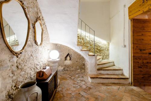 baño con escalera de piedra y espejo en La Casa sulle Mura, en Montecchio Emilia