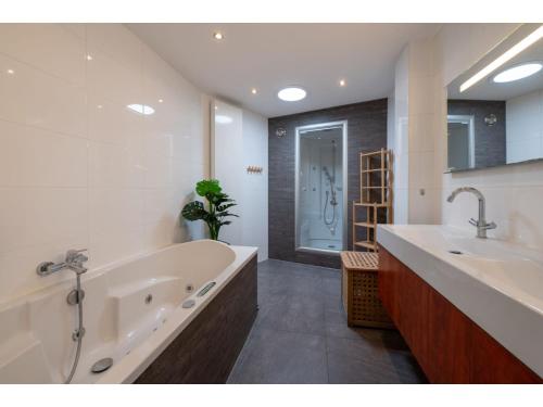 Bilik mandi di Water Villa Kortgene by Veerse Meer