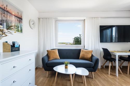 uma sala de estar com um sofá azul e uma mesa em Cooldis 5 !Gratis Parken, Free Parking! em Kreuzlingen
