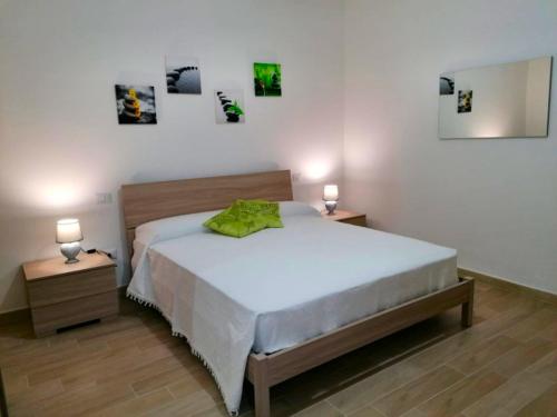 卡布拉斯的住宿－Meli Appartamenti，一间卧室设有一张大床和两个床头柜