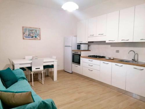 卡布拉斯的住宿－Meli Appartamenti，一间配有沙发和桌子的厨房