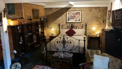1 dormitorio con 1 cama en una habitación en A La Folly, en Murray Bridge