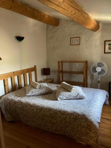 une chambre avec un lit avec deux oreillers dessus dans l'établissement Secheras: House / Villa - Sècheras, à Sécheras