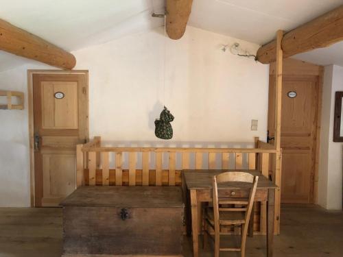une salle à manger avec une table et des chaises en bois dans l'établissement Secheras: House / Villa - Sècheras, à Sécheras