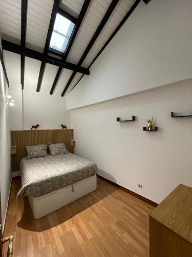 a bedroom with a bed in the middle of a room at Casa do fundo do povo 