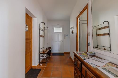 ein Bad mit einem Waschtisch mit Spiegeln und einem Flur in der Unterkunft Villa Brétignolles in Brétignolles-sur-Mer