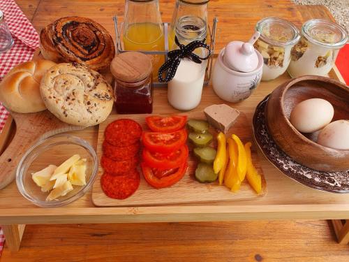 een dienblad met groenten en eieren op tafel bij Koppány Pines Rewild Escapes - Hungarian Village Vendeghaz in Koppányszántó